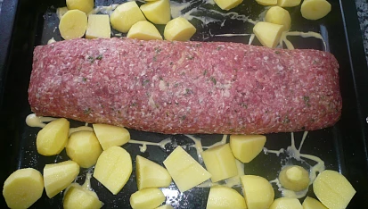 Roláda z mletého masa se špenátem a mozarellou