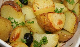 Středomořské brambory se šalvějí a černými olivami