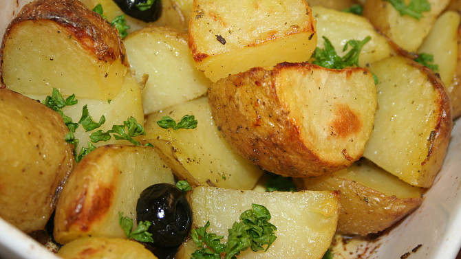 Středomořské brambory se šalvějí a černými olivami