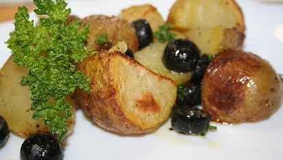 Středomořské brambory se šalvějí a černými olivami