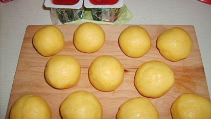 Krupicové knedlíky s jahodovou omáčkou