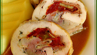 Kuřecí roláda s bazalkou, mozzarellou a sušenými rajčaty