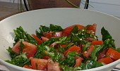 Rajčatový salát s medvědím česnekem