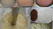 Míšův tvarohovo-banánový dortík, dole:rozmixované banány, tvaroh s ostatními surovinami