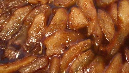 Obrácený hruškový šťavnatý koláč s černým pivem