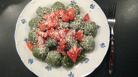 Špenátové knedlíčky s rajčaty