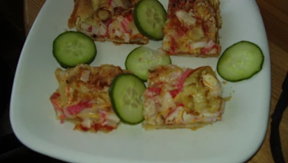Sýrový rychlý koláč ala pizza s krabími tyčinkami , sýrem  a zeleninou