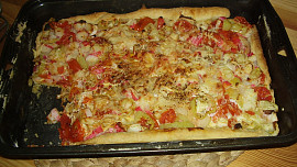 Sýrový rychlý koláč ala pizza s krabími tyčinkami , sýrem  a zeleninou