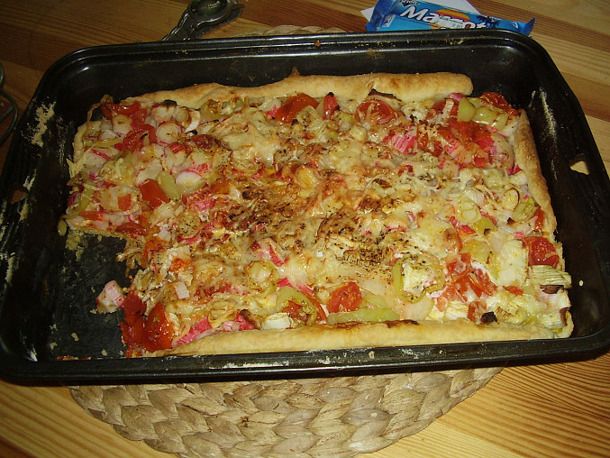 Sýrový rychlý koláč ala pizza s krabími tyčinkami , sýrem  a zeleninou