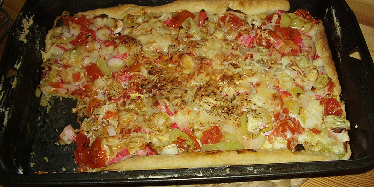 Sýrový rychlý koláč ala pizza s krabími tyčinkami , sýrem  a zeleninou