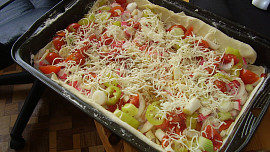 Sýrový rychlý koláč ala pizza s krabími tyčinkami , sýrem  a zeleninou