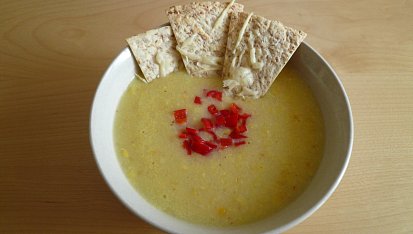 Krémová kukuřičná polévka s křupavou tortillou od Nigelly Lawson