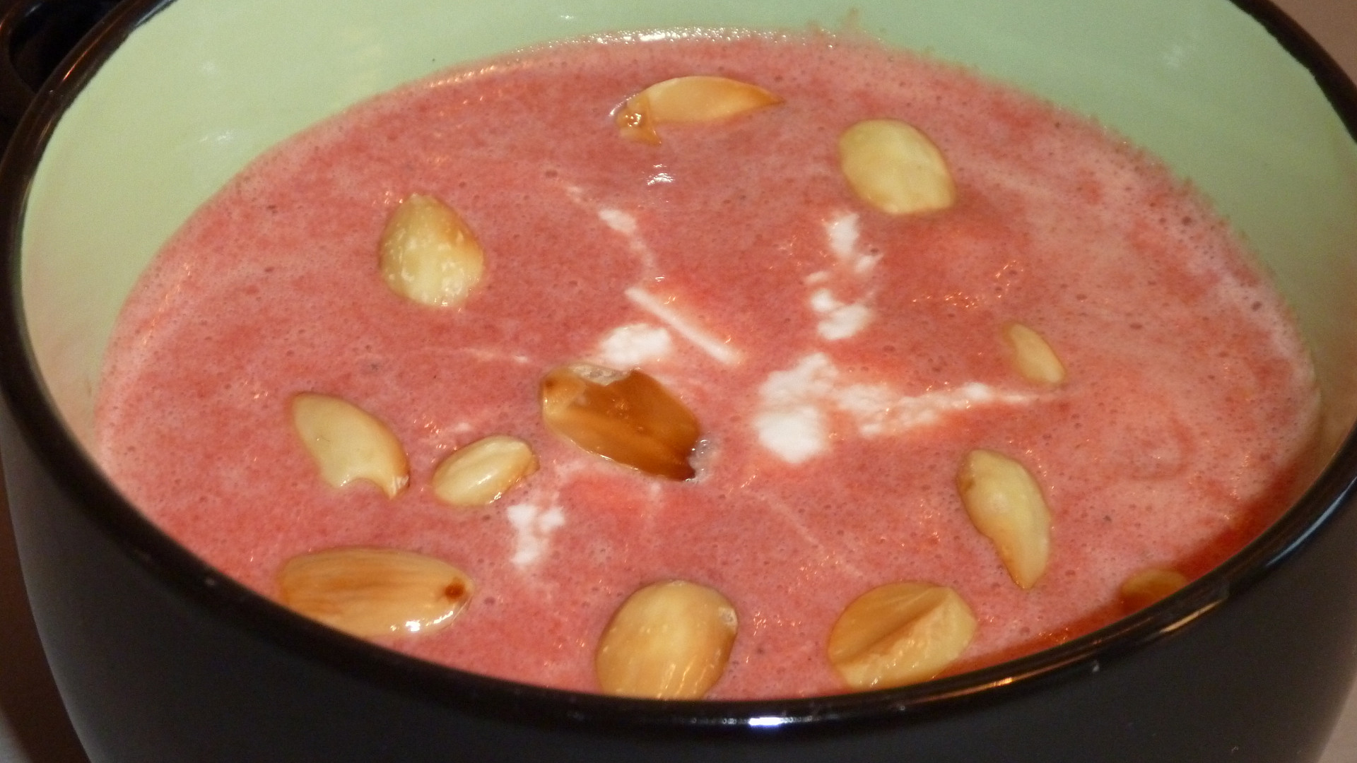 Polévka z červené řepy se šlehačkou a mandličkami