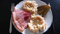 Pražská uzená kýta, šťouchané brambory