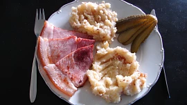Pražská uzená kýta, šťouchané brambory