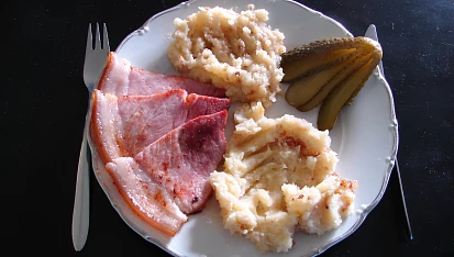 Pražská uzená kýta, šťouchané brambory, Naservírováno