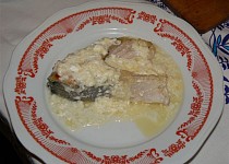 Kapr s balkánským sýrem, smetanou a křenem
