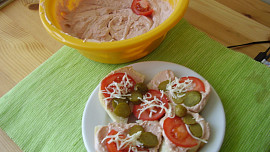 Pomazánka ze salámů, sýrů a tvarohu