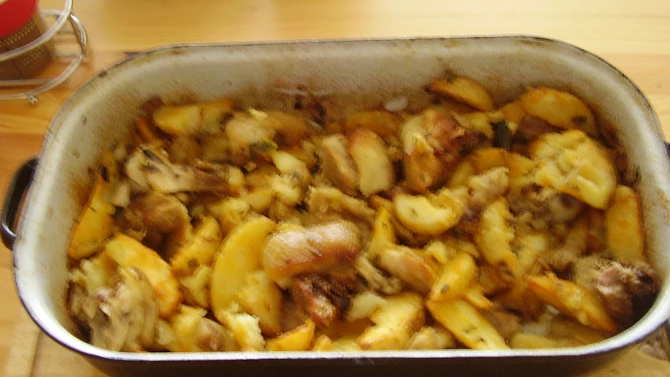 Vepřové koleno na divoko zapečené s bramborem