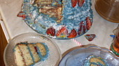 Dort Barbínka-modro-jahodová, dorta v řezu(bylo jí opravdu mnoho)
