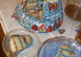 Dort Barbínka-modro-jahodová (dorta v řezu(bylo jí opravdu mnoho))