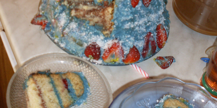 Dort Barbínka-modro-jahodová (dorta v řezu(bylo jí opravdu mnoho))