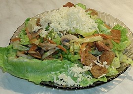Hlávkový salát s houbami a krutony