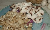 Hlávkový salát s houbami a krutony (hlívu i žampiony nakrájíme a přidáme k cibulce)