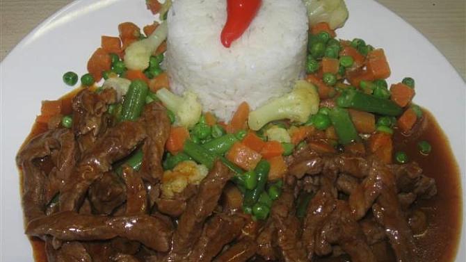 Hovězí nudličky s red curry pastou