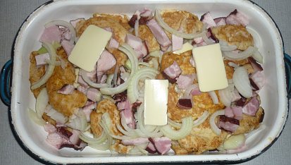 Kuřecí prsa na česneku se slaninou, před zapečením