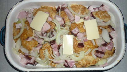 Kuřecí prsa na česneku se slaninou, před zapečením