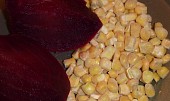 Salát z červené řepy s kukuřicí