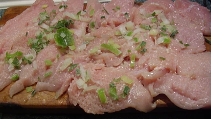 Kuřecí řízky  v marinádě s jogurtem, se sýrem a s krabími tyčinkami