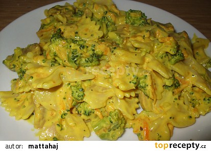 Nivové těstoviny s brokolicí, mrkví a kurkumou