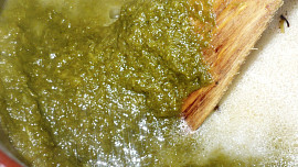 Polévka s droždím a se špenátem