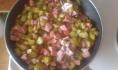 Soljanka aneb okurková polévka (osmahnout párky slaninu salám a okurky stačí pár minutek)