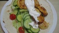 Wrap tortilla s kuřecími nugetkami v sýrovém těstíčku