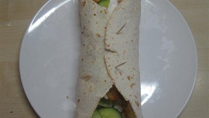 Wrap tortilla s kuřecími nugetkami v sýrovém těstíčku