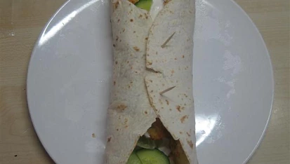 Wrap tortilla s kuřecími nugetkami v sýrovém těstíčku