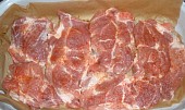 Římovské maso pod sýrovou poklicí, pod masem osmažená cibule, maso naklepané, poprášené paprikou