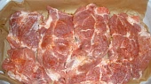 Římovské maso pod sýrovou poklicí, pod masem osmažená cibule, maso naklepané, poprášené paprikou
