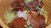 Citronové vepřové s fazolkami a zázvorem, maso zprudka opečeme a přidáme cibuli...