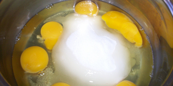 Dort Mimoza (Do celych vajec nasypeme cukr a vyslehame do peny)