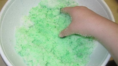 Jedlá miska- narozeninová bomba, cukr smícháme s vodou a barvou