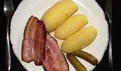 Uzené s áčkovými brambory (Hotové jídlo na talíři)