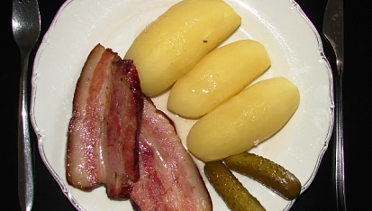 Uzené s áčkovými brambory