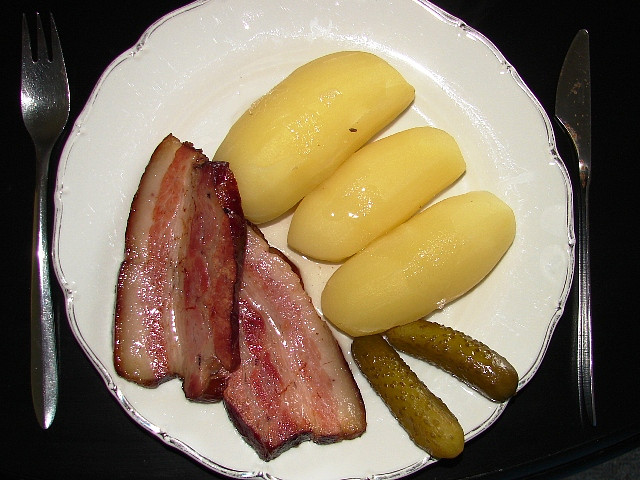 Uzené s áčkovými brambory, Hotové jídlo na talíři