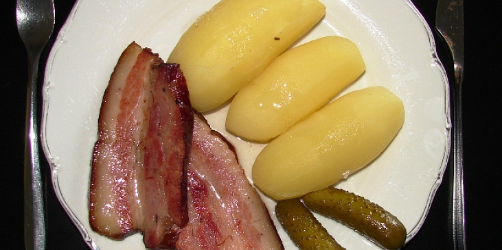 Uzené s áčkovými brambory (Hotové jídlo na talíři)