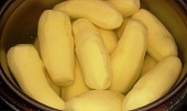 Uzené s áčkovými brambory, připravené k vaření