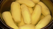 Uzené s áčkovými brambory, připravené k vaření